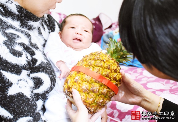 剃胎毛、滿月剃頭、嬰兒剃頭、嬰兒理髮、嬰兒剃髮、嬰兒剃胎毛、嬰兒滿月剃頭、寶寶剃頭、剃胎毛儀式、剃胎毛吉祥話、滿月剃頭儀式、滿月剃頭吉祥話、寶寶剃胎毛、寶寶滿月剃頭理髮、 新北中和區剃胎毛、新北中和區滿月剃頭、 新北中和區嬰兒剃頭剃胎毛、新北中和區嬰兒理髮、新北中和區嬰兒剃髮、梁寶寶(新北中和區到府嬰兒寶寶滿月剃頭理髮、免費到府嬰兒剃胎毛儀式吉祥話)。到府剃頭剃胎毛主持、專業拍照、DVD光碟、證書。★購買「臍帶章、肚臍章、胎毛筆刷印章」贈送：剃頭、收涎、抓周，三選一。2016.01.03 照片14